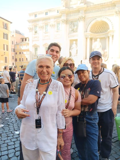 Carmen en la Fontana di Trevi junto a su nieta Elaine e hijos Sebastián, Natalia y Mariano durante un viaje familiar que hicieron el año pasado a Italia