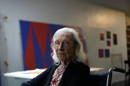 Carmen Herrera en 2016 en su estudio de Manhattan; la artista conoció el éxito a los 89 años