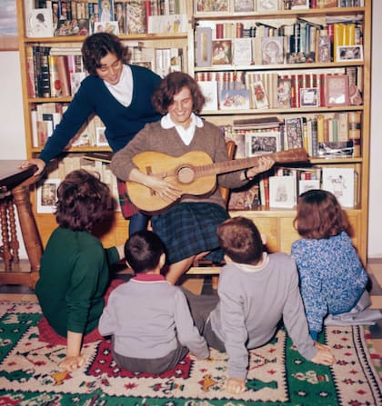 Carmen Laforet toca la guitarra para cuatro de sus cinco hijos. Foto: Gianni Rivera/Getty Images.