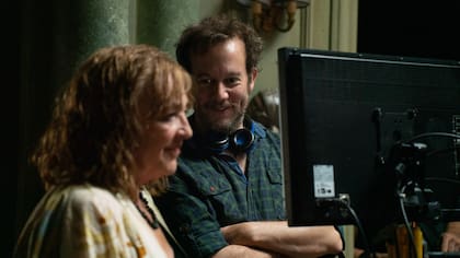 Carmen Maura y el director Martín Mauregui en una pausa del rodaje en Buenos Aires de la película Vieja loca 