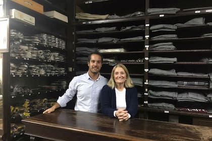 Carmen Robiglio junto a su hijo Ignacio detrás del mostrador del local