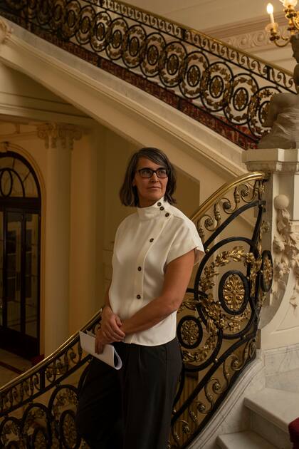 Carmina Gustrán, historiadora y funcionaria del gobierno a cargo de una campaña para promover los logros de la transición a la democracia tras la era de Franco, en Madrid, en noviembre de 2025.