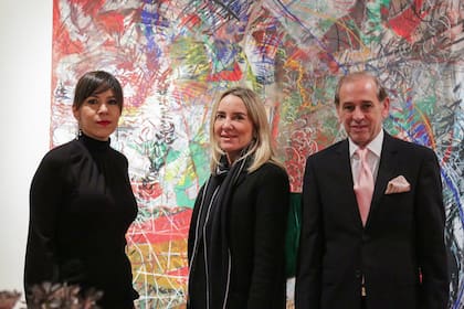 Carminne Dodero, la coleccionista de arte Verónica Zoani y Nicolás Joost Newberry frente a la obra de Ignacio Valdez