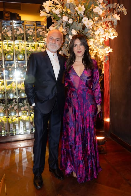 Carminne Dodero vino de Madrid especialmente para la fiesta. Eligió un colorido vestido de Diego Vaz Couture, con pronunciado tajo lateral. Al entrar, saludó al Public Relations y artista plástico, Alejandro Raineri.