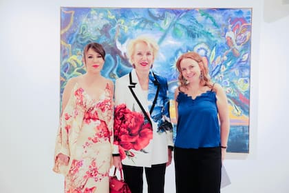 Carminne y Sophia acompañaron en la recorrida por la muestra a Della Rounick, gran personalidad del arte, mecenas y CEO del Hero Group de Nueva York.