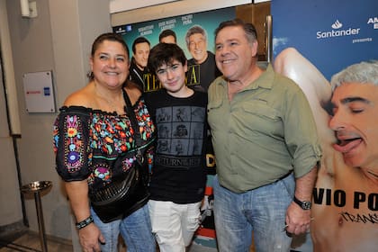 Carna transformó la invitación al teatro en una salida familiar: el humorista fue al teatro con su esposa Claudia Ares y con su hijo, Mateo