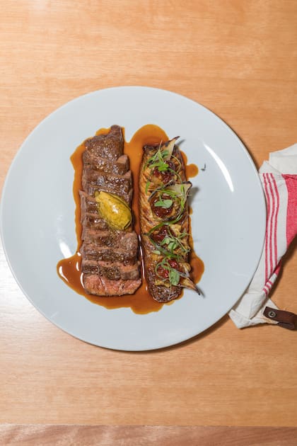 Carne a la brasa con escalivada y papas dominó.