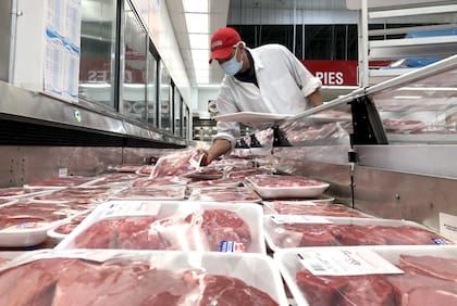 Carne en la góndola de un supermercado en Estados Unidos.