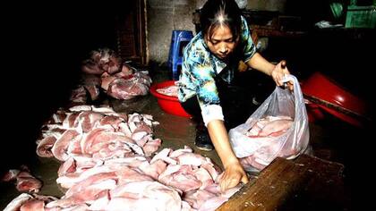 Carne en mal estado es retirada de un comercio en la provincia de Fujian. China se ha vito envuelta en varios escándalos relacionados con la calidad de sus productos cárnicos en los últimos años