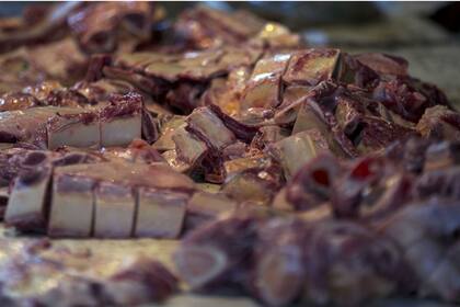 Carne estropeada por los recurrentes cortes de electricidad, expuesta para su venta en un mercado en Maracaibo