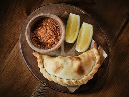 Carne, verduras, empanadas y vino argentino.