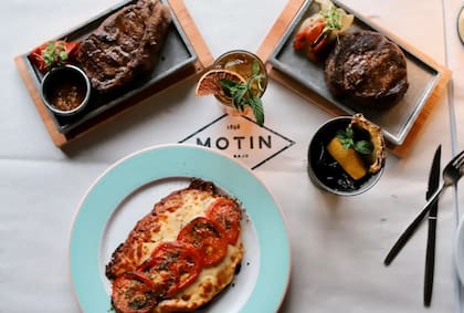 Carnes a la parrilla, pero también clásicos como una gran milanesa napolitana esperan en Motín del Bajo.