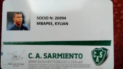 Carnet de socio de Mbappé en el Club Atlético Sarmiento. Captura Twitter