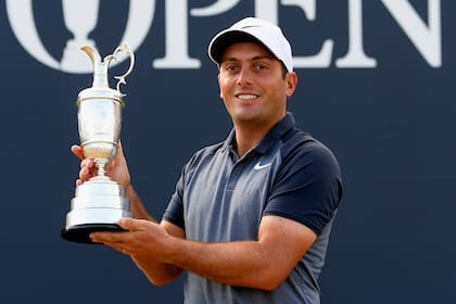 CARNOUSTIE, ESCOCIA - 23 DE JULIO: Francesco Molinari, de Italia, posa con la Jarra Claret tras su victoria en el 147.º Campeonato Abierto Británico de Golf en el Club de Golf de Carnoustie el 23 de julio de 2018 en Carnoustie, Escocia. (Foto de Ross Kinnaird/R&A/R&A vía Getty Images)