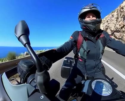 Caro Baldini a bordo de su moto por Europa