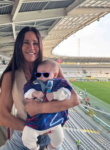 Caro Baldini en la cancha jutno a su nieto Tullio