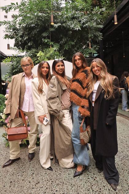 Caro Calvagni junto a un grupo de amigas