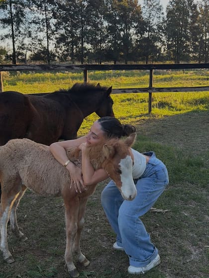 Caro Calvagni, la esposa de Nicolás Tagliafico, utilizó sus redes sociales para pedir ayuda para Caballos Quilmes, una ONG que se encuentra realizando una colecta para juntar el dinero necesario para comprar el campo en el que están instalados (Foto: Instagram @carocalvagni)