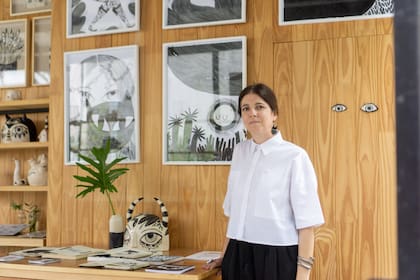 Caro Chinaski y su obra, entre la cerámica y la ilustración.