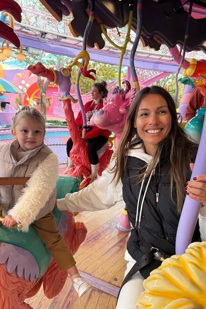 Caro con Anita en el Caro-Seuss-el, una atracción repleta de personajes extraídos de los distintos libros del escritor y caricaturista estadounidense Dr. Seuss