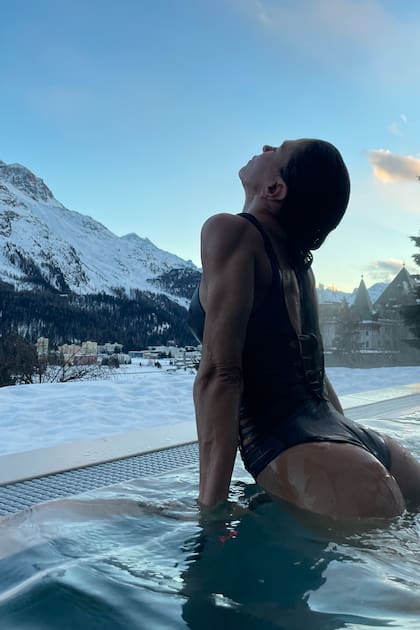 Caro entrena cinco veces a la semana aun estando de viaje. A través de videollamada, sigue la rutina de ejercicios con su personal trainer, Jesica Marai.