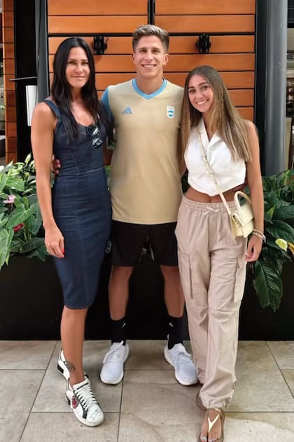 Caro junto
a su hijo
Giuliano
y su novia
Irene.