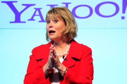 Carol Bartz, CEO de Yahoo!, durante el anuncio de un acuerdo de servicios con el máximo responsable de Nokia, Olli-Pekka Kallasvuo