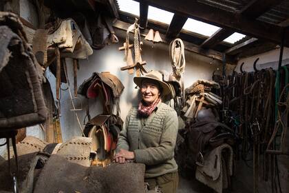 Carol Jones en el cuarto de las monturas