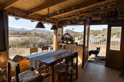 Carol Jones tiene una sala campera donde recibe a los turistas en la estancia Nahuel Huapi.