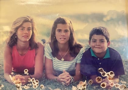 Carola Bachiller y sus hermanos, antes del accidente