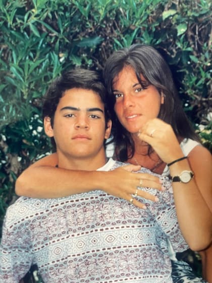 Carola con su hermano después del accidente