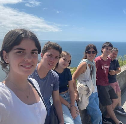 Carola con su marido y sus hijos