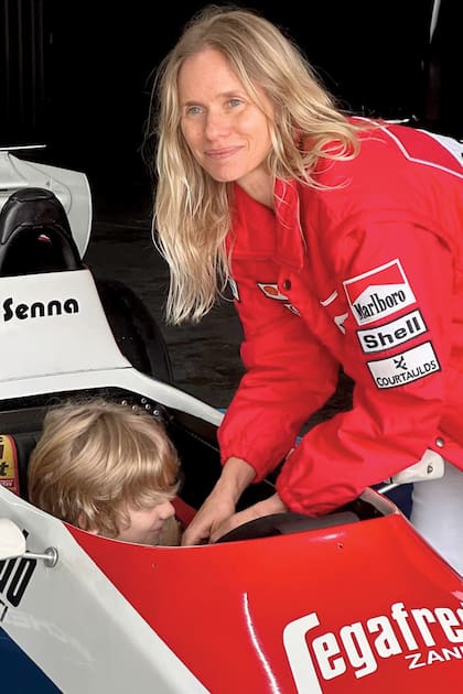 Carola del Bianco con su hijo menor, Paquito, feliz de estar detrás del volante.
