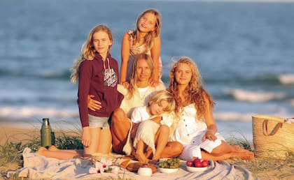 Carola junto a Maia (14), Elisa (12), Isabel (7) y “Paquín” (4), como le dicen cariñosamente al más chico de la casa,
disfrutando de los últimos soles del verano en las playas de la Brava.