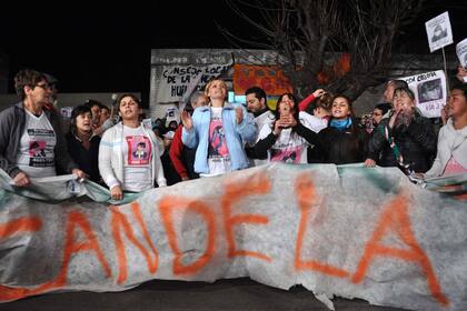 Carola Labrador, la madre de Candela Rodríguez junto a la gente que participa de la marcha por las calles de Hurlingham el 30 de agosto de 2011