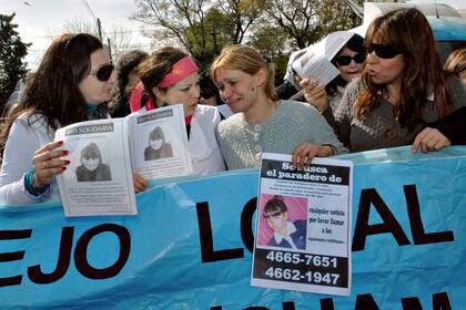 Carola Labrador, la madre de Candela (la tercera de izquierda a derecha), en una de las marchas por su hija