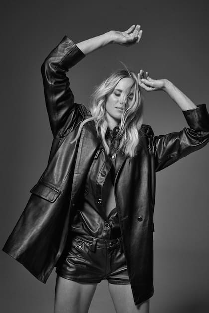 Carola posa espectacular y juega con la cámara. “No está en mis planes seguir trabajando de modelo, salvo alguna propuesta esporádica”, dice, hoy dedicada tiempo completo a sus cuatro hijos Maia, Elisa, Isabel y “Paquito” Mayorga.