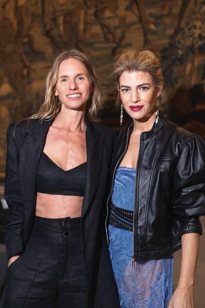 Carola posó
con Daniela Urzi, con quien
compartió años de carrera en
los 90 cuando las representaba
Pancho Dotto