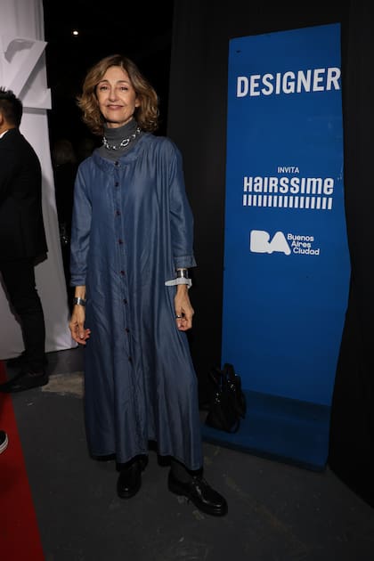 Carola Reyna se maravilló con el desfile y al finalizar felicitó al diseñador.