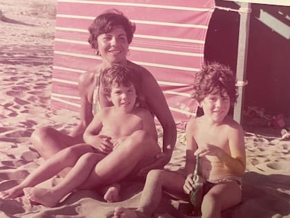 Carola, su mamá y su hermana