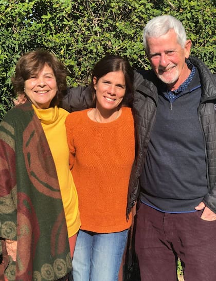 Carola, su mamá y su papá