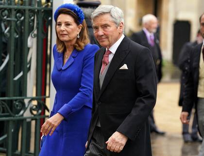 Carole -de royal blue- y Michael Middleton, los padres de Kate, dijeron presente. 