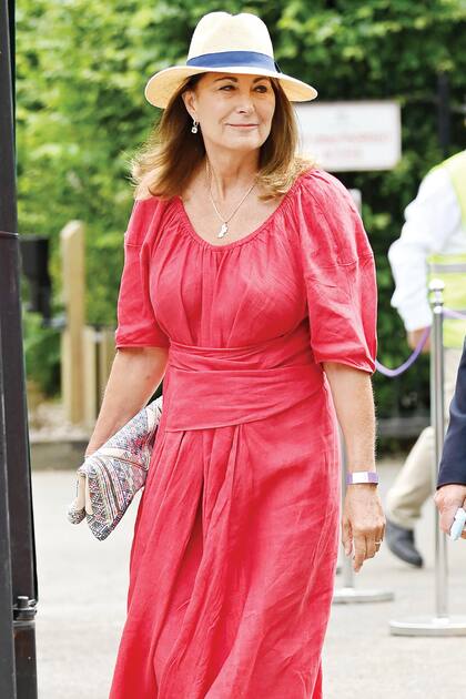 Carole eligió un vestido midi de lino, de la firma australiana Scanlan Theodore. 