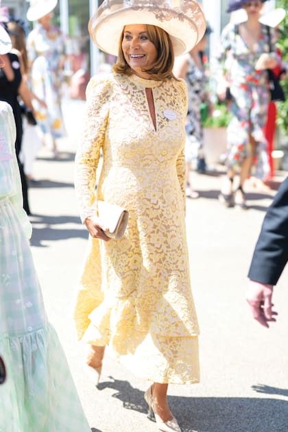 Carole Middleton, la madre de la princesa de Gales, lució muy distinguida con un vestido midi de encaje bicolor de ME+EM, que accesorizó con stilettos y sobre Emmy London y tocado de Jane Corbett.