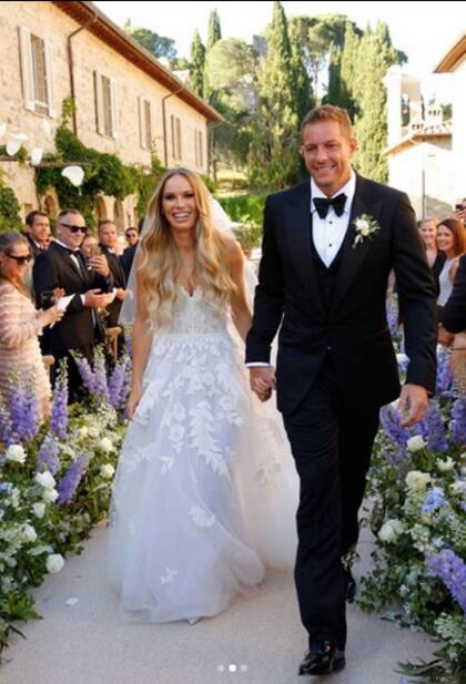 Para su gran día, Caroline eligió un diseño floral de Oscar De La Renta.