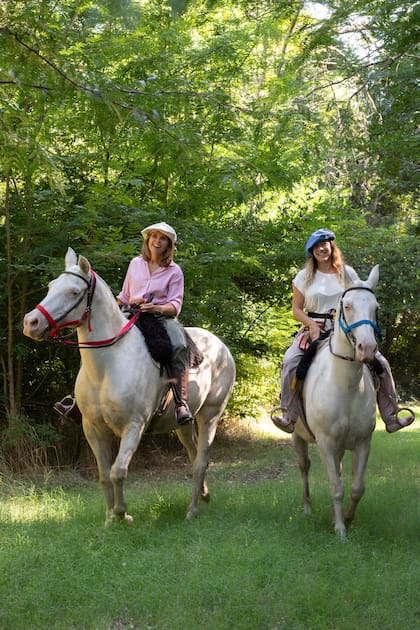 Fernanda Suárez Bidondo recibe y guía cabalgatas en La Ydalina