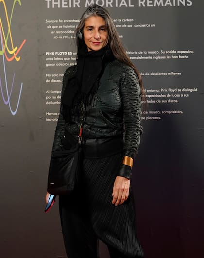 La actriz y cantante Carolina Peleritti, una de las modelos argentinas más icónicas de la década del 90, no quiso perderse el gran evento que ya recorrió ciudades como Roma, Madrid, Dortmund, Los Ángeles, Montréal y Toronto. Para la ocasión, eligió un look total black