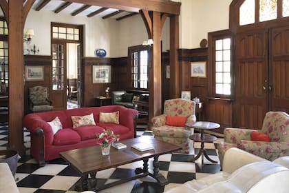 El living de la casa con el escudo de los Pueyrredón sobre la puerta