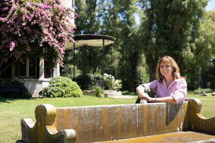 Fernanda Suárez Bidondo recibe y guía cabalgatas en La Ydalina