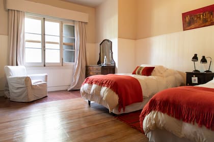Las habitaciones son amplias y están decoradas con calidez